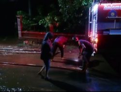 Petugas Damkar Kediri Bersihkan Lumpur Pascabanjir di Desa Tiron