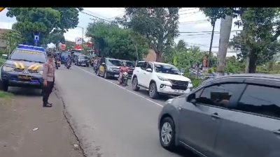 Polsek Kandat Atur Lalu Lintas di Perempatan Jimbun untuk Kelancaran Menjelang Tahun Baru