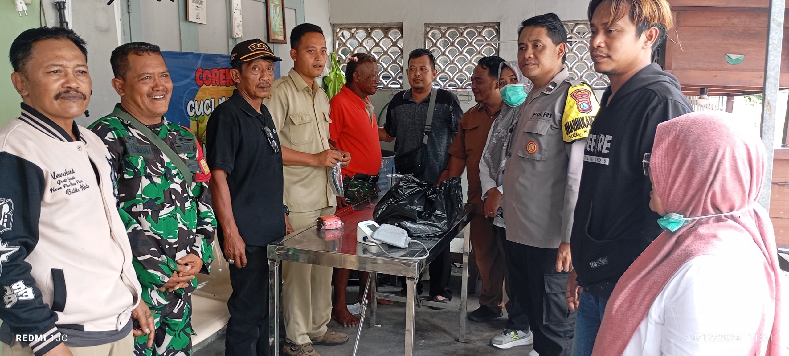 Aparat dan Warga Selamatkan Tukang Becak di Kediri dari Aksi Nekat