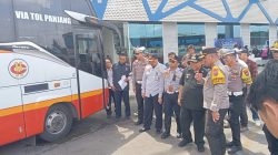 Wali Kota Blitar Santoso saat cek armada bus di Terminal Tipe A Patria Kota Blitar. (aziz)