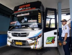 Tim Gabungan Pastikan Bus Layak Jalan dan Kru Bebas Narkoba di Blitar