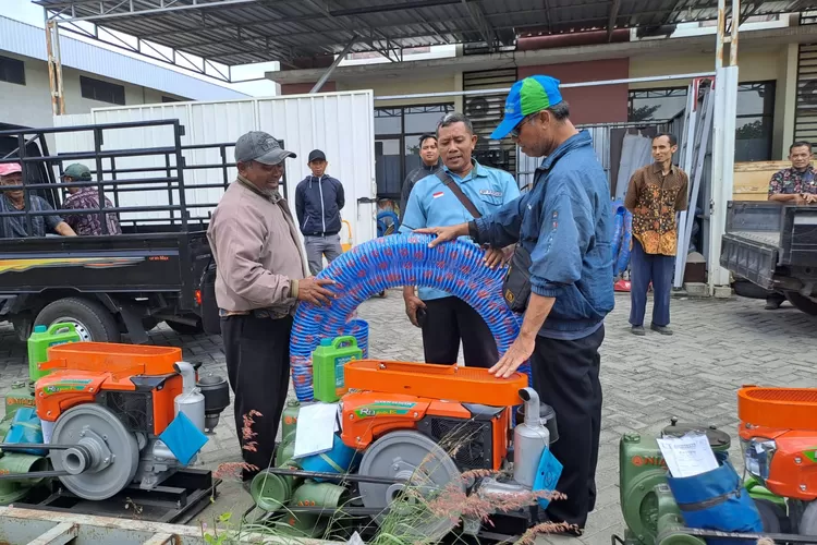 Alsintan diserahkan Dispertabun untuk kelompok tani Kabupaten Kediri (ist)