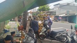 Menjelang Tahun Baru 2025, Penjual Durian di Depan GOR Joyoboyo Ramai Dibanjiri Pembeli