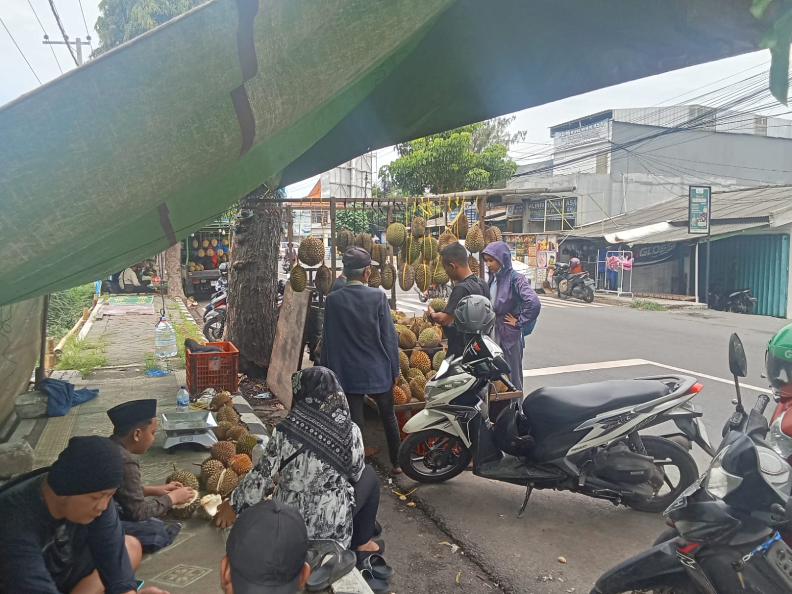 Menjelang Tahun Baru 2025, Penjual Durian di Depan GOR Joyoboyo Ramai Dibanjiri Pembeli