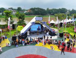 Hujan Tak Surutkan Semangat Ribuan Partisipan Ikuti E-FEST dan Penganugerahan Rekor Muri English Massive, Pj Wali Kota Kediri Beri Apresiasi