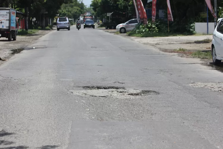 Jelang Nataru, Jalan Kandat-Ringinrejo Masih Rusak Parah dan Minim Perbaikan