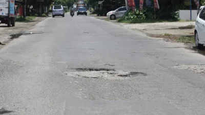 Waspadalah ! Banyak Jalan Berlubang di Jalur Kediri-Blitar Saat Hujan Deras