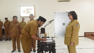 Pj Wali Kota Kediri Lantik dan Ambil Sumpah Jabatan 6 Orang Pejabat Fungsional Pemkot Kediri