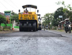 Respon Cepat Aduan Warga, Ruas Jalan Pare-Kandangan Langsung Diaspal Halus, Ini Komitmen Bupati Kediri Mas Dhito