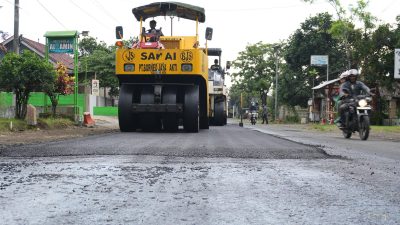 Respon Cepat Aduan Warga, Ruas Jalan Pare-Kandangan Langsung Diaspal Halus