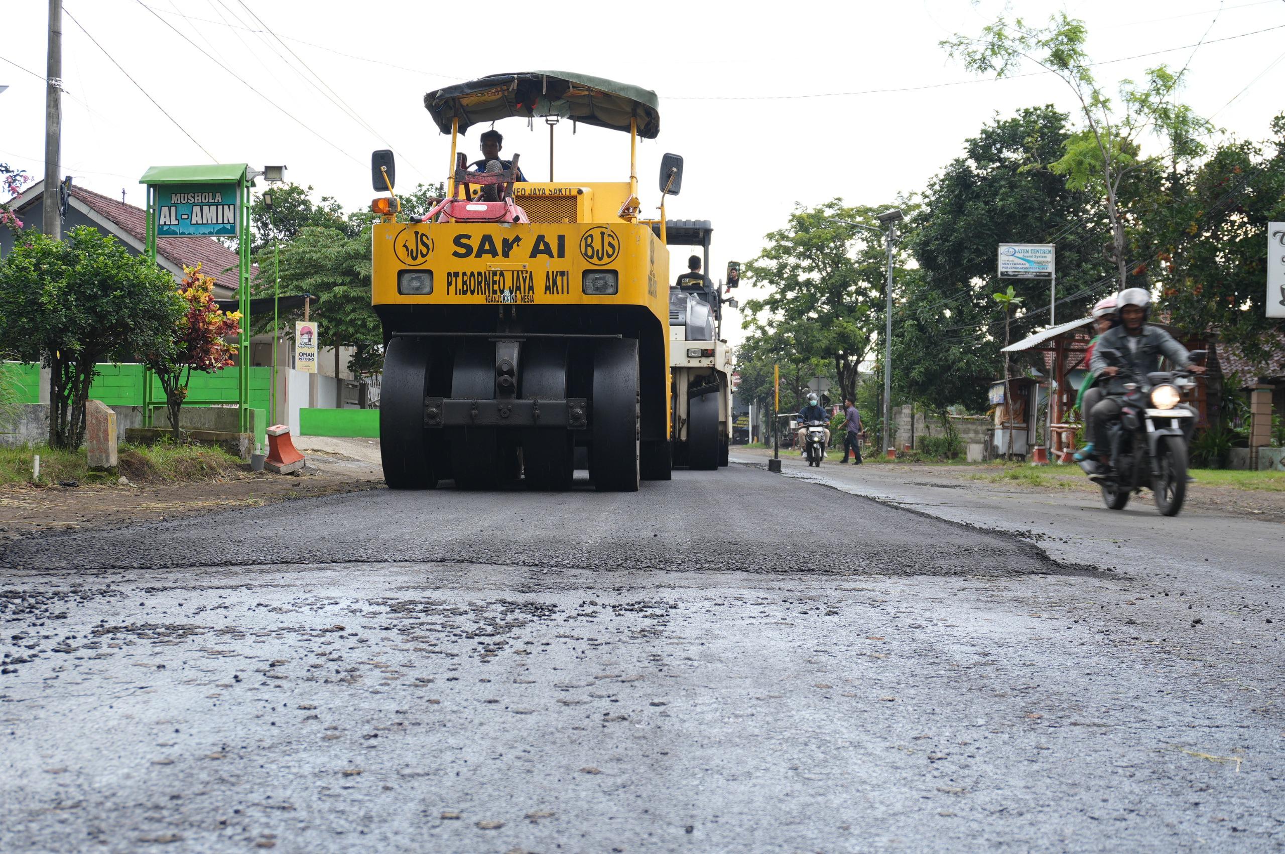 Respon Cepat Aduan Warga, Ruas Jalan Pare-Kandangan Langsung Diaspal Halus