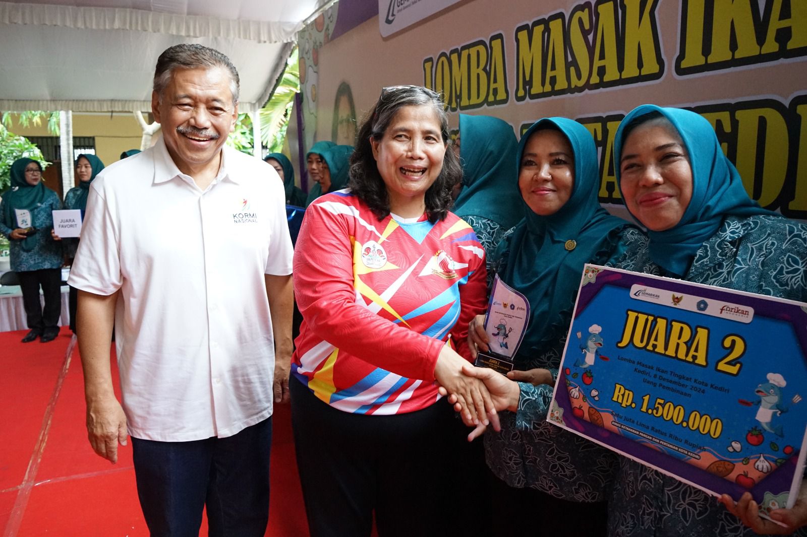 Serahkan Hadiah Kepada Pemenang Lomba Masak Berbahan Baku Ikan, Pj Wali Kota Kediri Harapkan Angka Konsumsi Ikan Kota Kediri Terus Meningkat