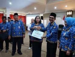 Pj Wali Kota Kediri Serahkan SK Pensiun PNS TMT Februari Sampai Dengan Mei 2025