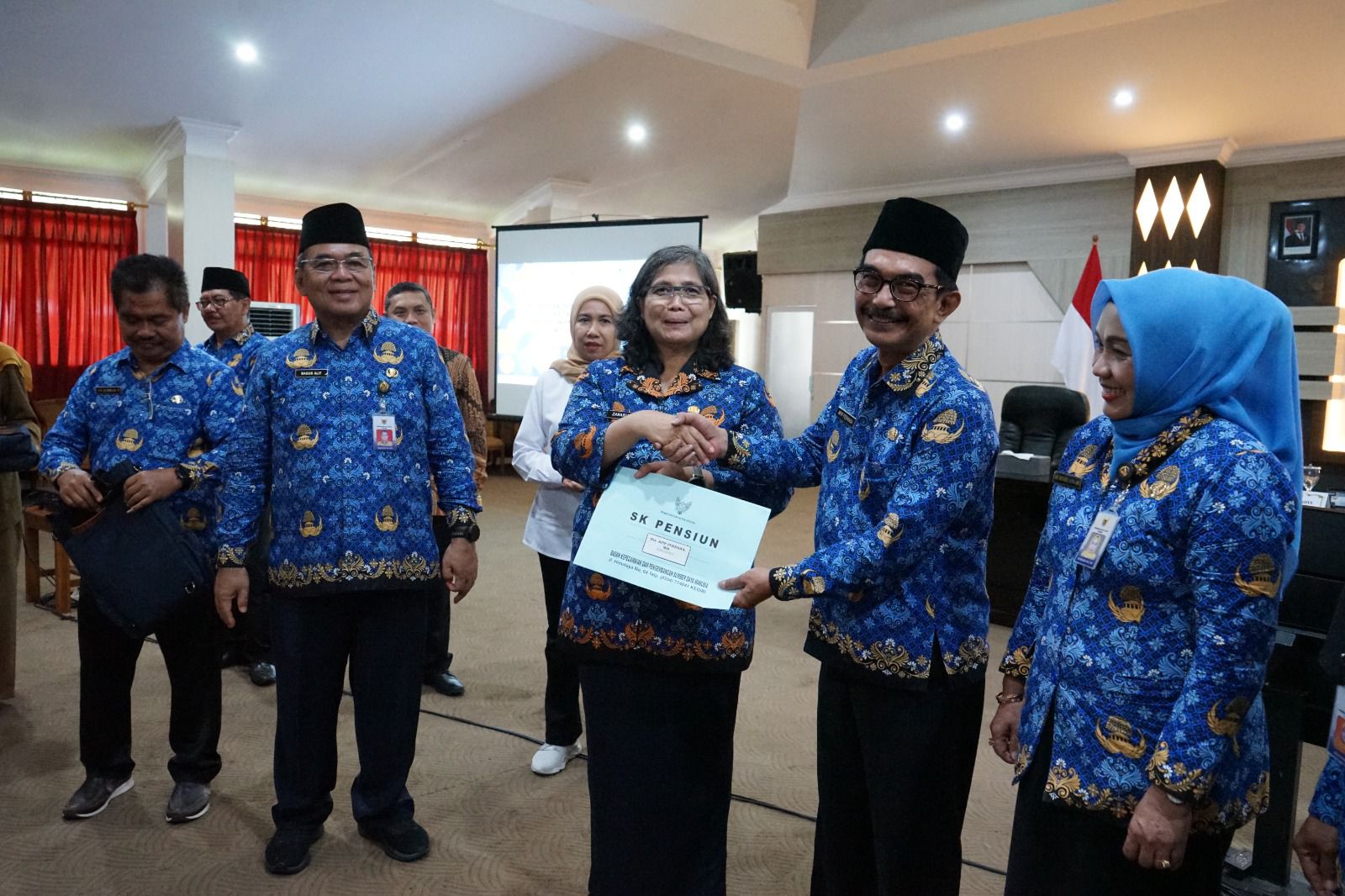 Pj Wali Kota Kediri Serahkan SK Pensiun PNS TMT Februari Sampai Dengan Mei 2025