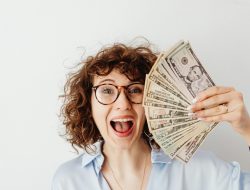 Perbedaan Financial Freedom dan Financial Independence yang Perlu Kalian Tahu