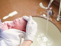 Aman Gak Sih Melahirkan dengan Metode Water Birth? Simak Penjelasan Ini Yuk!