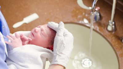 Aman Gak Sih Melahirkan dengan Metode Water Birth? Simak Penjelasan Ini Yuk!