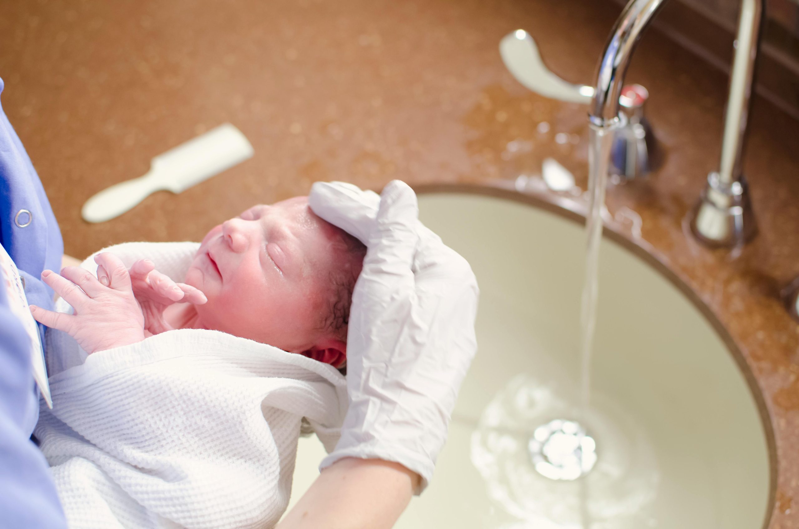 Aman Gak Sih Melahirkan dengan Metode Water Birth? Simak Penjelasan Ini Yuk!