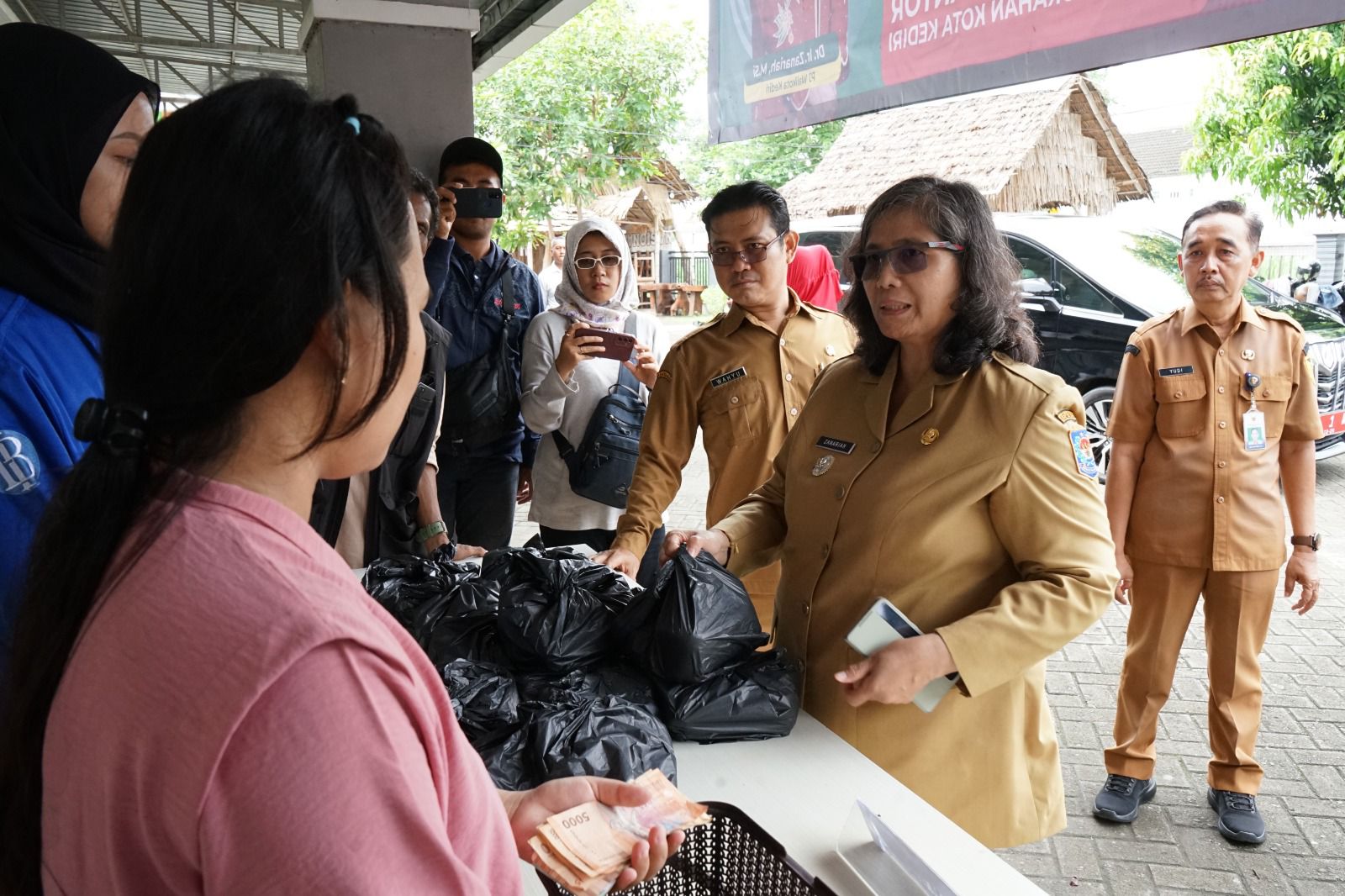 Pj Wali Kota Kediri Zanariah Tinjau Pelaksanaan OPM Jelang Natal dan Tahun Baru