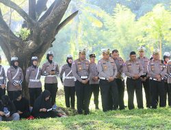 Polda Aceh Bagikan Snack dan Bunga untuk Keluarga Korban Tsunami di Peringatan 20 Tahun Tragedi