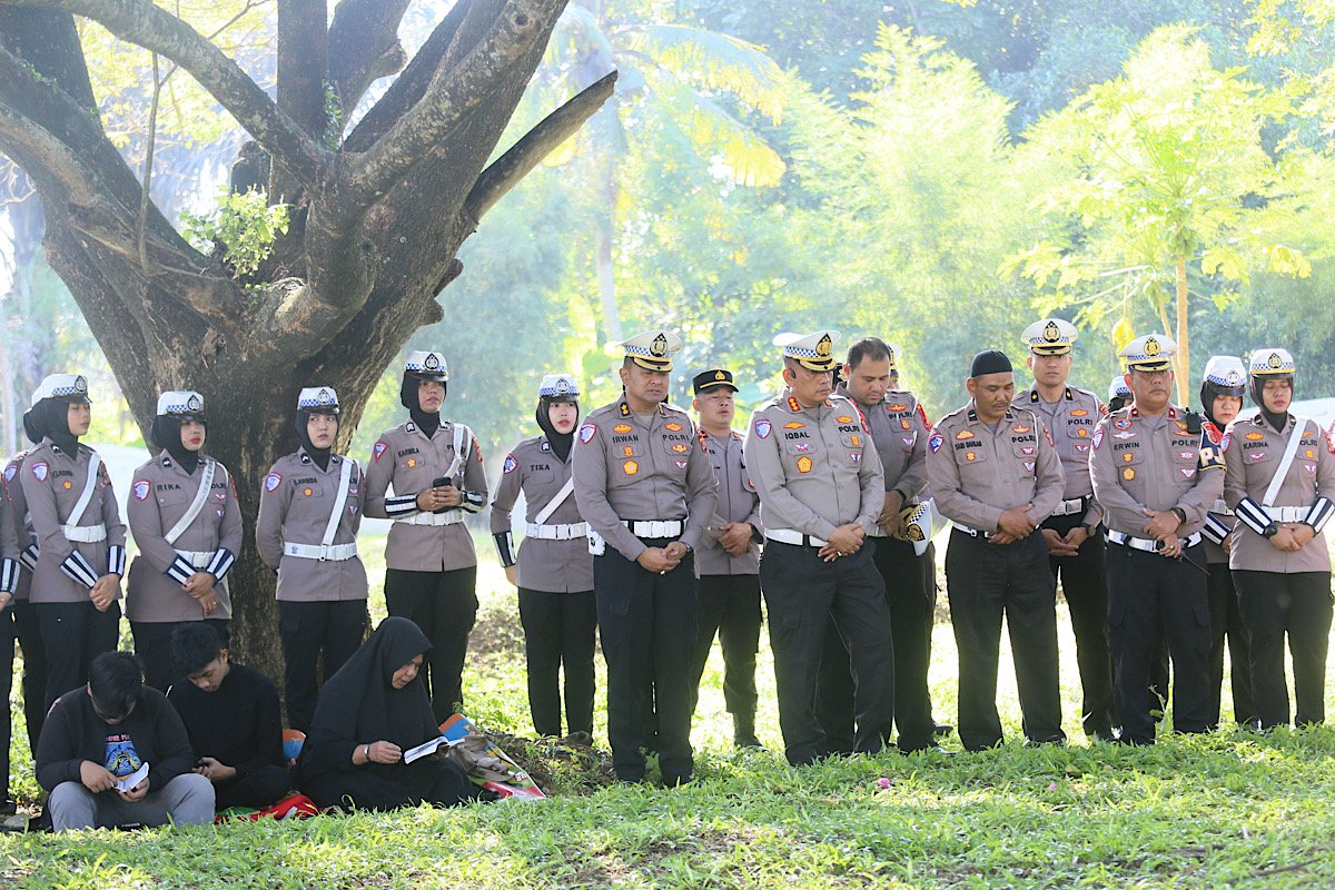 Polda Aceh Bagikan Snack dan Bunga untuk Keluarga Korban Tsunami di Peringatan 20 Tahun Tragedi