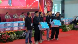 Nanang Qosim, menyampaikan apresiasi dan rasa terima kasihnya kepada seluruh pihak yang telah berkontribusi dalam menyukseskan pelaksanaan Pilkada Serentak 2024 di Kabupaten Kediri. Menurutnya, keberhasilan pemilihan ini tidak terlepas dari komitmen bersama seluruh lapisan masyarakat untuk menjaga kondusivitas di setiap tahapan pemilu. "Syukur alhamdulillah, banyak pihak berkolaborasi dan bersinergi demi mensukseskan Pilkada Serentak di Kabupaten Kediri. Terima kasih kepada Forkopimda, Pemkab Kediri, Bawaslu, TNI-Polri, Satpol PP, Linmas, tokoh agama, tokoh masyarakat, LSM, media, PPK, PPS, dan semua pihak yang tidak dapat disebutkan satu per satu," ujar Nanang. Ia juga memberikan apresiasi khusus kepada Pemerintah Kabupaten Kediri serta jajaran Forum Koordinasi Pimpinan Daerah (Forkopimda), seperti Kapolres Kediri, Dandim 0809 Kediri, Kajari, dan lainnya, yang turut menjaga keamanan dan ketertiban selama proses pemilu berlangsung. Selain itu, Nanang mengucapkan rasa terima kasih kepada masyarakat Kabupaten Kediri yang telah menggunakan hak pilihnya dengan baik pada pilkada serentak ini. "Saya juga ingin mengucapkan terima kasih yang sebesar-besarnya kepada seluruh warga Kabupaten Kediri atas partisipasinya dalam menggunakan hak pilih. Ini adalah wujud nyata komitmen masyarakat dalam mendukung demokrasi yang sehat," imbuhnya. Dengan kolaborasi dan sinergi dari berbagai pihak, Pilkada Serentak 2024 di Kabupaten Kediri berhasil dilaksanakan dengan lancar dan damai, menjadi cerminan dari proses demokrasi yang berkualitas.