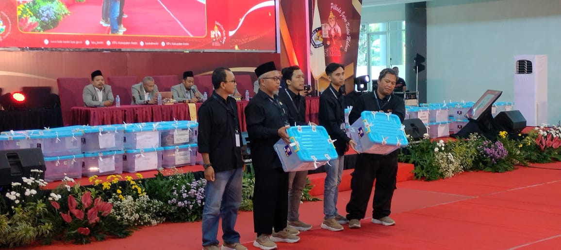 Nanang Qosim, menyampaikan apresiasi dan rasa terima kasihnya kepada seluruh pihak yang telah berkontribusi dalam menyukseskan pelaksanaan Pilkada Serentak 2024 di Kabupaten Kediri. Menurutnya, keberhasilan pemilihan ini tidak terlepas dari komitmen bersama seluruh lapisan masyarakat untuk menjaga kondusivitas di setiap tahapan pemilu. "Syukur alhamdulillah, banyak pihak berkolaborasi dan bersinergi demi mensukseskan Pilkada Serentak di Kabupaten Kediri. Terima kasih kepada Forkopimda, Pemkab Kediri, Bawaslu, TNI-Polri, Satpol PP, Linmas, tokoh agama, tokoh masyarakat, LSM, media, PPK, PPS, dan semua pihak yang tidak dapat disebutkan satu per satu," ujar Nanang. Ia juga memberikan apresiasi khusus kepada Pemerintah Kabupaten Kediri serta jajaran Forum Koordinasi Pimpinan Daerah (Forkopimda), seperti Kapolres Kediri, Dandim 0809 Kediri, Kajari, dan lainnya, yang turut menjaga keamanan dan ketertiban selama proses pemilu berlangsung. Selain itu, Nanang mengucapkan rasa terima kasih kepada masyarakat Kabupaten Kediri yang telah menggunakan hak pilihnya dengan baik pada pilkada serentak ini. "Saya juga ingin mengucapkan terima kasih yang sebesar-besarnya kepada seluruh warga Kabupaten Kediri atas partisipasinya dalam menggunakan hak pilih. Ini adalah wujud nyata komitmen masyarakat dalam mendukung demokrasi yang sehat," imbuhnya. Dengan kolaborasi dan sinergi dari berbagai pihak, Pilkada Serentak 2024 di Kabupaten Kediri berhasil dilaksanakan dengan lancar dan damai, menjadi cerminan dari proses demokrasi yang berkualitas.