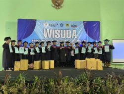 Pj Wali Kota Kediri Beri Penghargaan Pada 14 Wisudawan Terbaik Dari Kecamatan Kota Saat WIsuda SOTH 2024