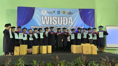 Pj Wali Kota Kediri Beri Penghargaan Pada 14 Wisudawan Terbaik Dari Kecamatan Kota Saat WIsuda SOTH 2024