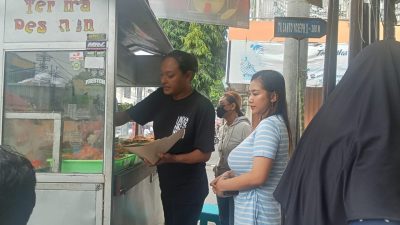 Warung Nasi Kuning Bu Aris di Jl. Doho, Favorit Kuliner Lokal di Kota Kediri