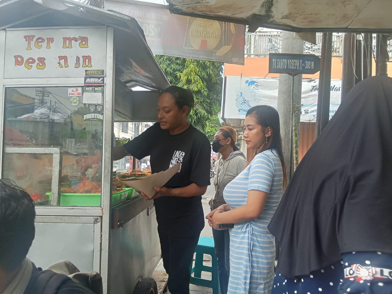 Warung Nasi Kuning Bu Aris di Jl. Doho, Favorit Kuliner Lokal di Kota Kediri