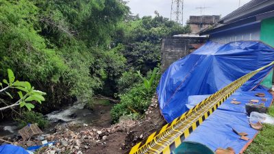 Dua Bangunan di Perumahan Kota Blitar Terancam Longsor Akibat Amblasnya Fondasi Tebing Sungai