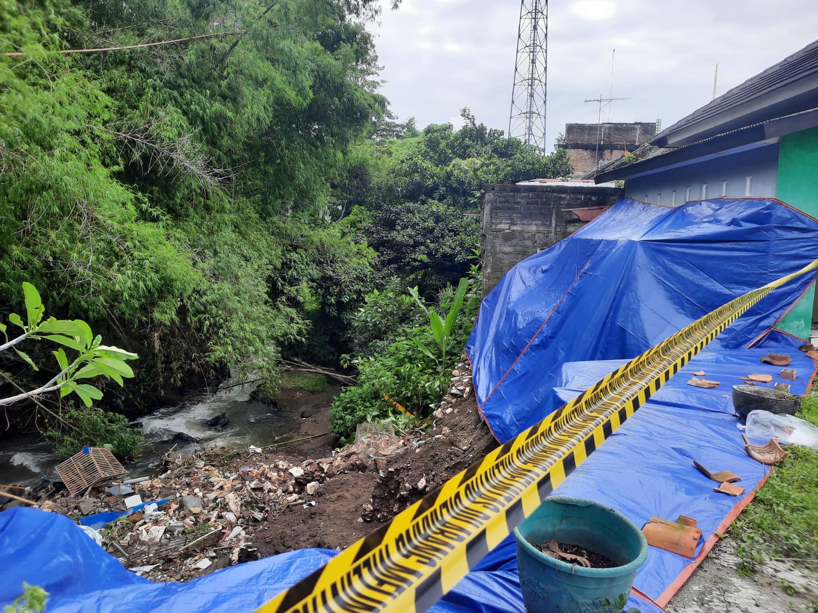 Dua Bangunan di Perumahan Kota Blitar Terancam Longsor Akibat Amblasnya Fondasi Tebing Sungai