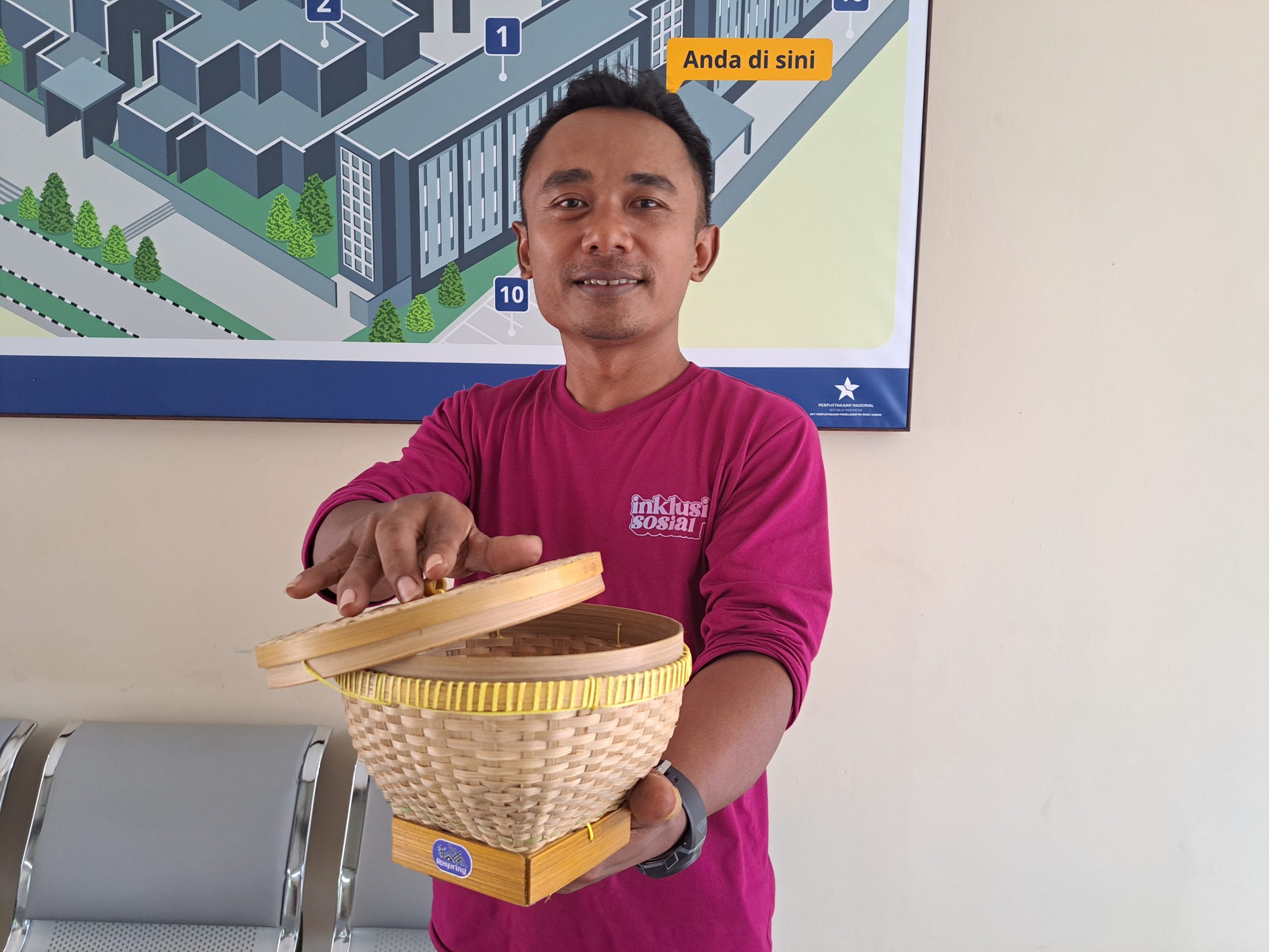 Purwadi, Pengrajin Bambu Blitar yang Sukses dengan Kerajinan Rospring