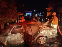 Mobil Corolla di Kanigoro, Blitar, Ludes Dilalap Api, Diduga Akibat Korsleting Aki