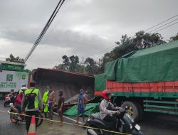 Truk Gandeng Muatan Jagung Terguling, Lalu Lintas di Jalan Raya Kanigoro Tersendat