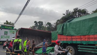 Gandengan Muatan Jagung Terguling, Lalu Lintas di Jalan Raya Kanigoro Tersendat