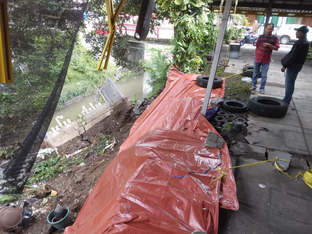 Dihantam Air Sungai, Talud Ambrol, Bangunan Gudang Ikut Ambyar