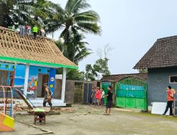 Atap Kelas TK Al Hidayah Rontok Diterjang Pohon Tumbang, KBM Diliburkan Sementara