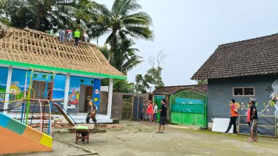 Atap Kelas TK Al Hidayah Rontok Diterjang Pohon Tumbang, KBM Diliburkan Sementara