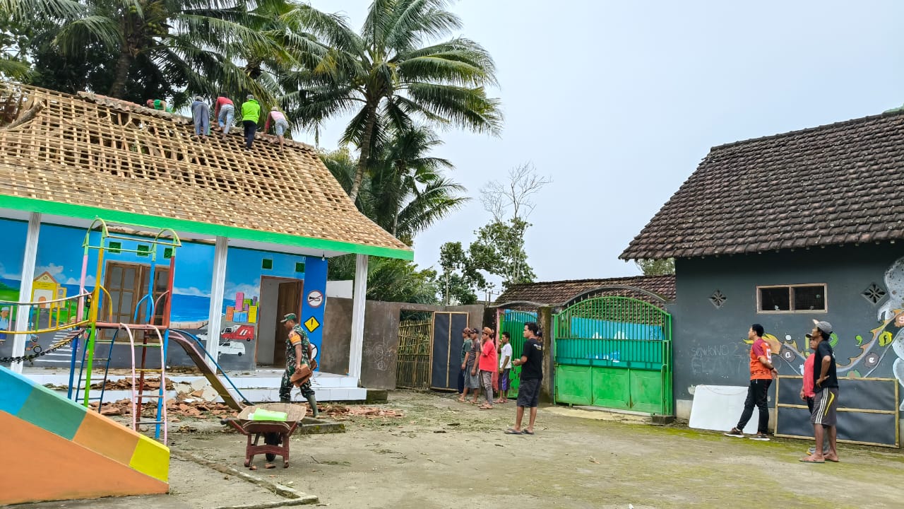 Atap Kelas TK Al Hidayah Rontok Diterjang Pohon Tumbang, KBM Diliburkan Sementara