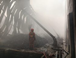 Kebakaran Hebat Landa Pabrik Tali Rafia di Jombang, 8 Mobil Damkar Dikerahkan! 