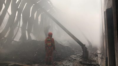 Kebakaran Hebat Landa Pabrik Tali Rafia di Jombang, 8 Mobil Damkar Dikerahkan! 