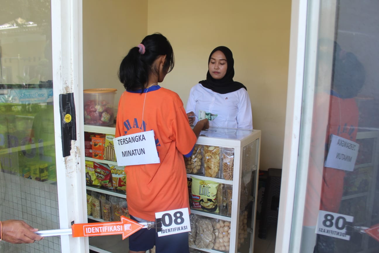 Kasus Keracunan Sekeluarga Sebabkan Satu Anak Tewas di Ngancar, Tersangka Peragakan Puluhan Adegan