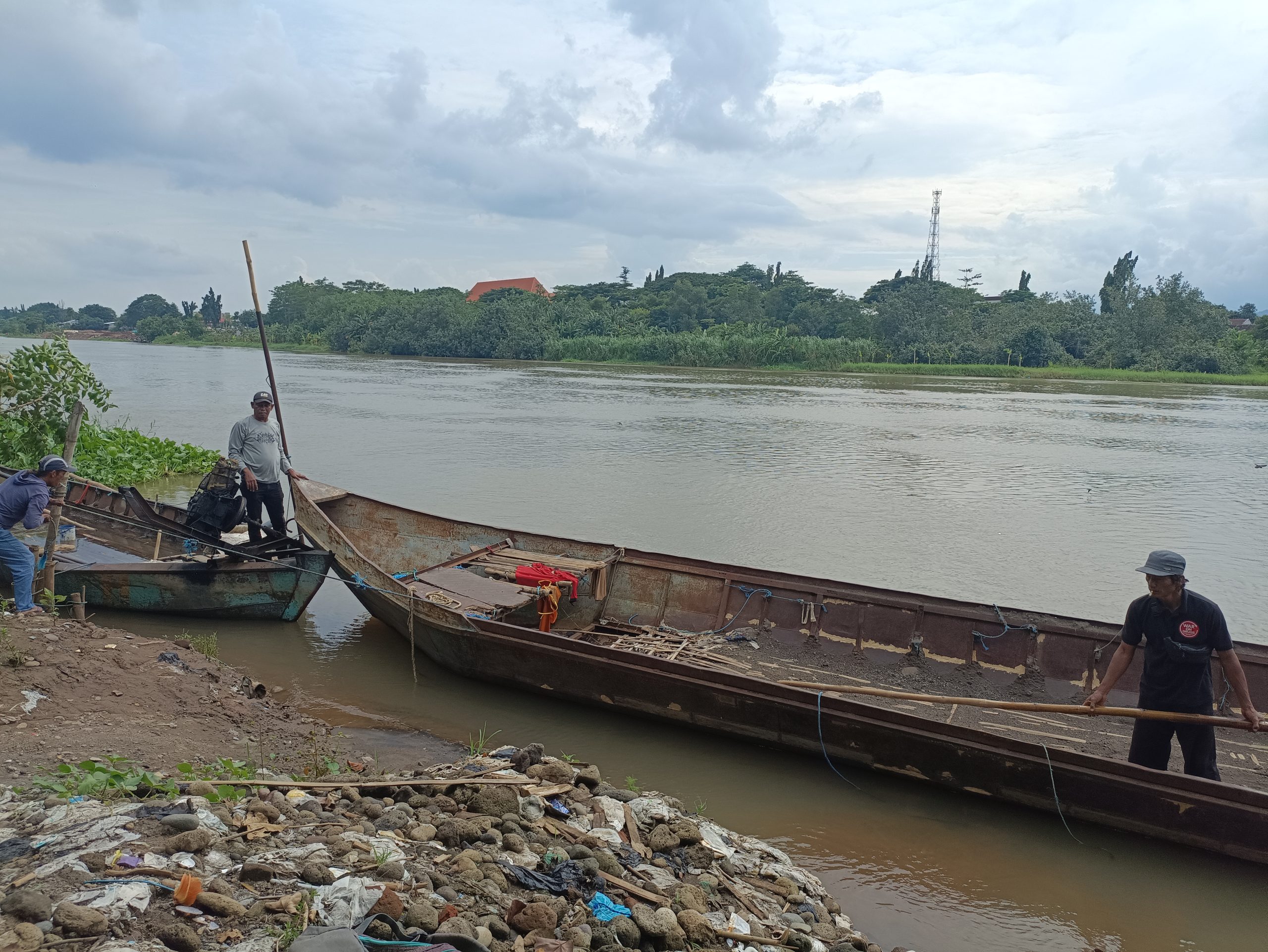 Penambang Pasir Tradisional Sungai Brantas Bantah Isu Memberikan Upeti kepada Aparat Penegak Hukum