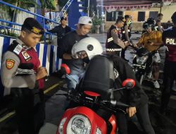 Razia Dini Hari, Puluhan Pelanggar Lalu Lintas Terjaring di Depan Mako Satlantas Polres Kediri Kota