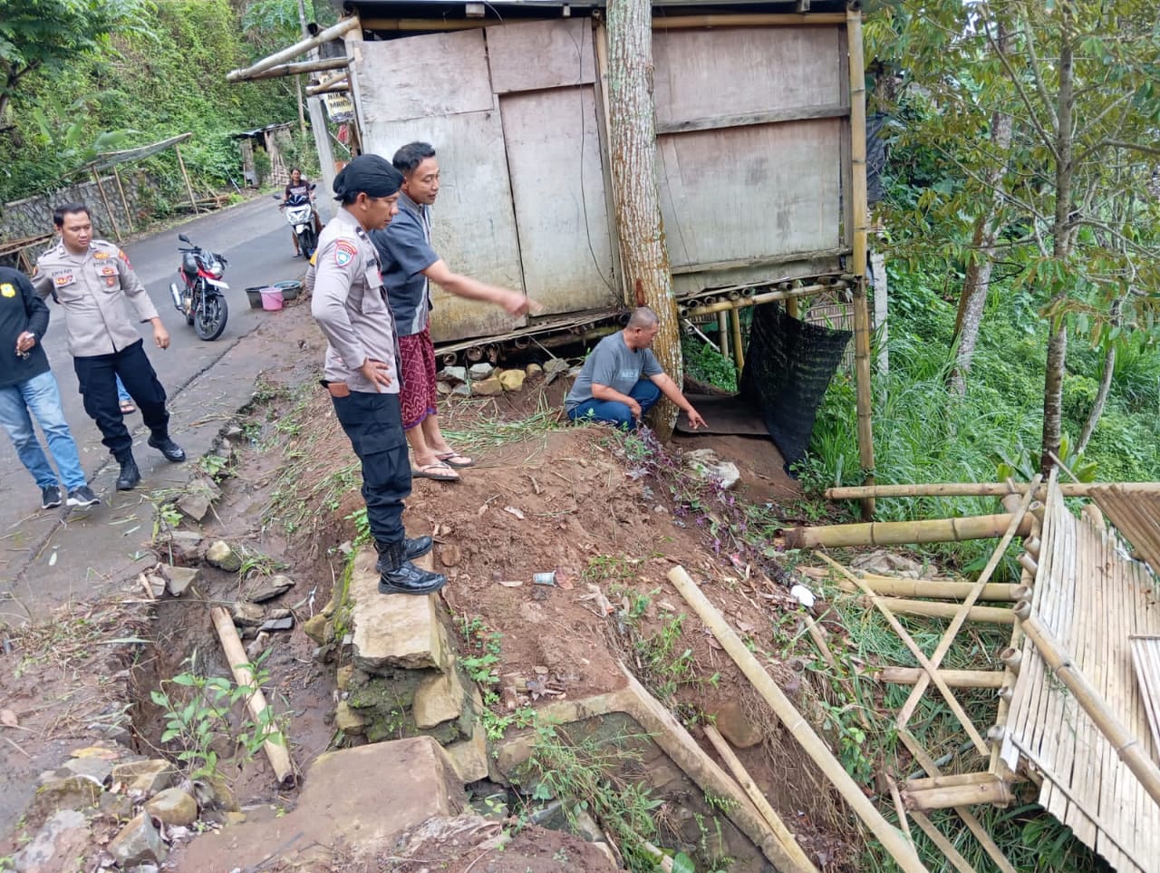 Warung Roboh Masuk Jurang di Mojo Kediri, Satu Warga Tewas Tertusuk Kayu