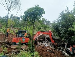 Longsor Wonosalam Timbun Empat Rumah, Pemdes Sambirejo Sudah Berikan Peringatan Relokasi!