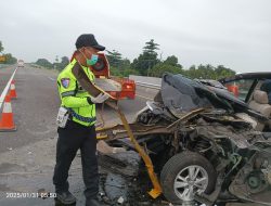 Kecelakaan Maut di Tol Jombang, Dua Penumpang Mobil Avanza Tewas