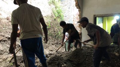 Hujan Deras, Rumah di Desa Ngebel Ponorogo Tertimpa Material Longsor